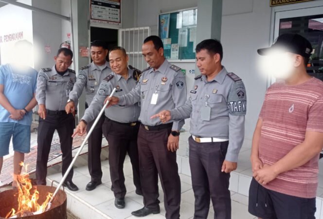 
					Ciptakan Lingkungan Aman, Lapas Pasir Pangaraian Lakukan Razia Mendadak.