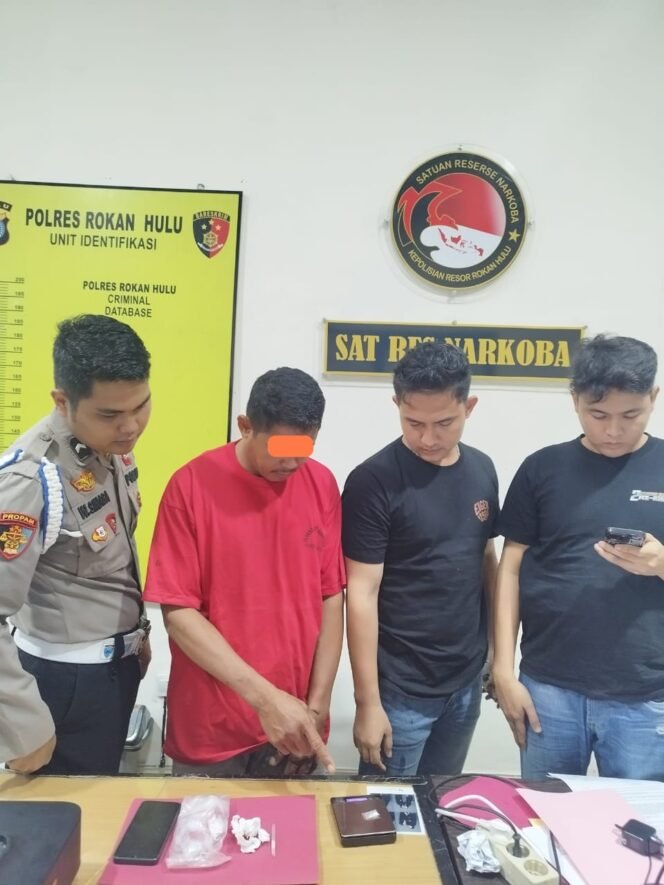 
					Satresnarkoba Polres Rokan Hulu Gerebek Sarang Narkoba di Batang Kumu, 1 Pelaku Diciduk!