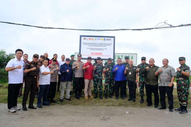 
					Kasum TNI, JAM Pidsus, dan Kabareskrim Polri Tinjau Penertiban Kawasan Hutan di Riau.