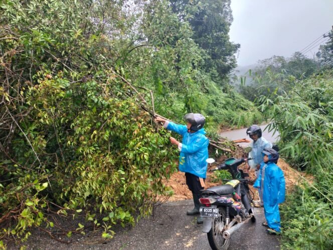 
					Polsek Rokan IV Koto Sigap Tangani Longsor yang Lumpuhkan Jalan Lintas Ujung Batu