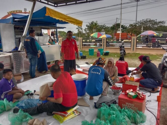 
					Sigap Hadapi Banjir, Dinsos Rohul Salurkan 400 Bungkus Nasi untuk Warga Terdampak.