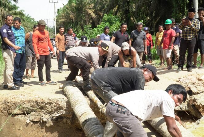 
					Kapolres Rohul AKBP Budi Setiyono Turun Langsung Bantu Warga, Bangun Jembatan Darurat di Kunto Darussalam.