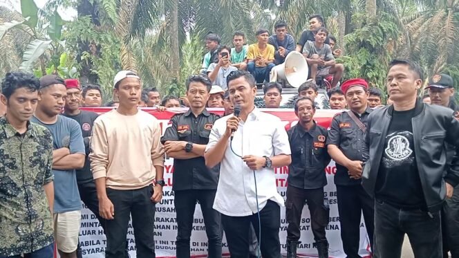 
					Ratusan Massa GRIB Jaya Kepung PT Hutahean, Tuntut Pengembalian Lahan yang Diduga Dirampas Selama 23 Tahun.