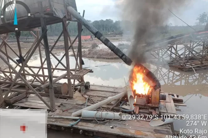
					Perangi Tambang Emas Ilegal, Polsek Kuantan Hilir Hancurkan Rakit PETI