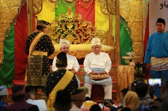 
					Tepuk Tepung Tawar, Simbol Restu Adat Melayu Riau untuk Kepemimpinan Gubri dan Wagubri.