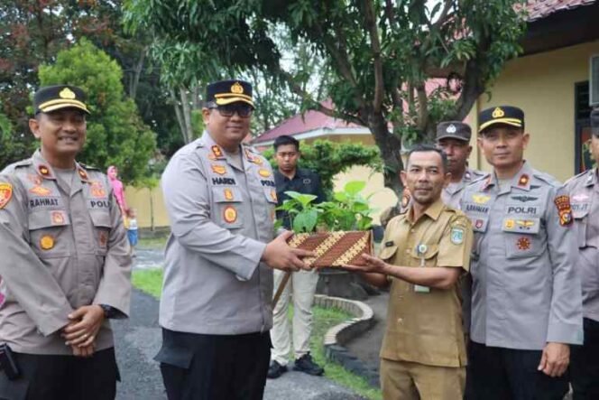 
					Kapolres Dumai Lakukan Silaturahmi ke Polsek Dumai Timur, Tekankan Kesiapan Personel dan Ketahanan Pangan.