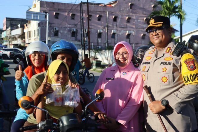 
					Polres Dumai Tebar Berkah Ramadan, Bagikan Takjil Gratis untuk Pengendara di Waktu Berbuka.