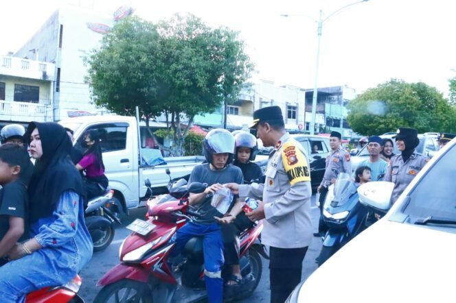 
					Polres Dumai Tebar Berkah Ramadan, Bagikan Takjil Gratis kepada Pengguna Jalan.