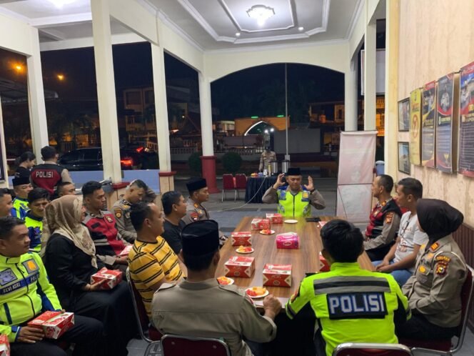 
					Pererat Silaturahmi, Polres Rohul Gelar Sahur on The Road Bersama Masyarakat.