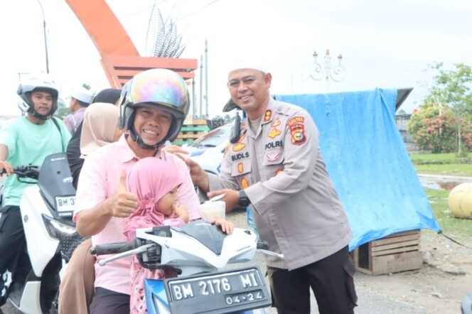 
					Polres Rokan Hulu Tebar Kemuliaan Ramadhan, Ratusan Takjil Mengalir di Senja Berkah.