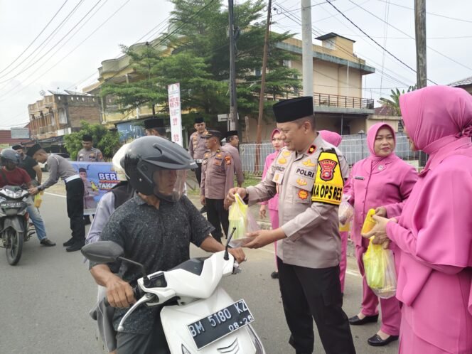 
					Indahnya Berbagi di Ramadhan, Polres Kuansing Tebar Takjil untuk Pengguna Jalan.