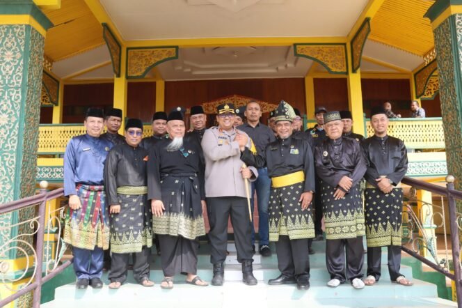 
					Menjalin Harmoni Negeri: Silaturahmi Kapolres Dumai dan LAMR, Rajut Sinergi untuk Keamanan Kota Bertuah.