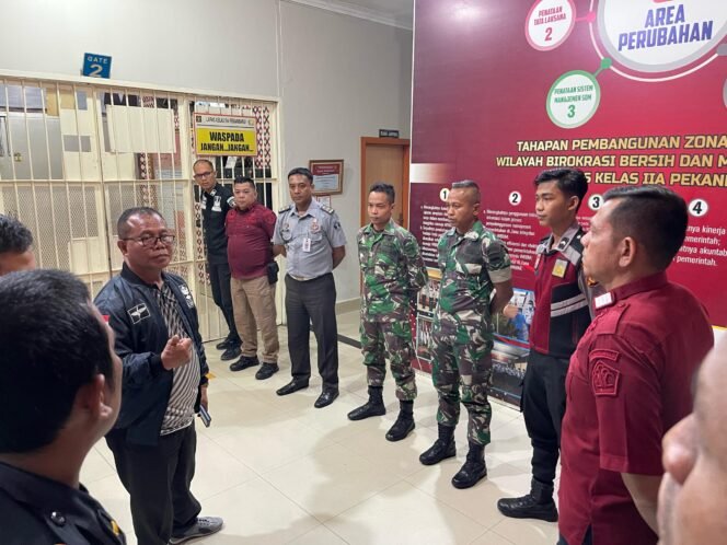 
					Lapas Kelas IIA Pekanbaru Bersama TNI-Polri Gelar Razia Gabungan, Perketat Pemberantasan Barang Terlarang.