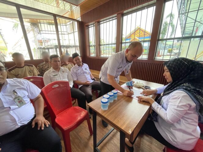 
					Lapas Kelas IIA Pekanbaru Gelar Tes Urine, Pastikan Lingkungan Bersih dari Narkoba.