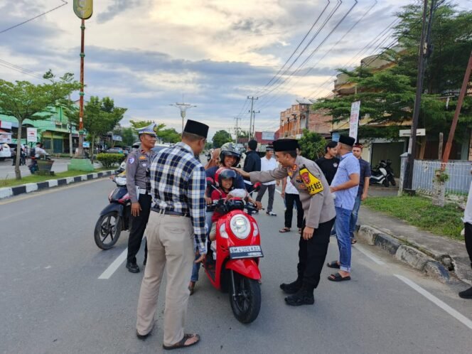 
					Polres Kuansing Tebar Kebaikan Ramadhan, Bagikan Takjil Gratis kepada Pengguna Jalan.