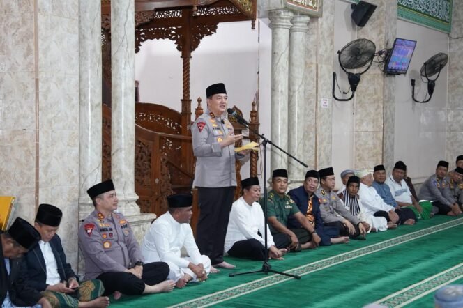 
					Kapolda Riau Safari Subuh Ramadan Di Masjid Nurul Hijrah Kab. Pelalawan