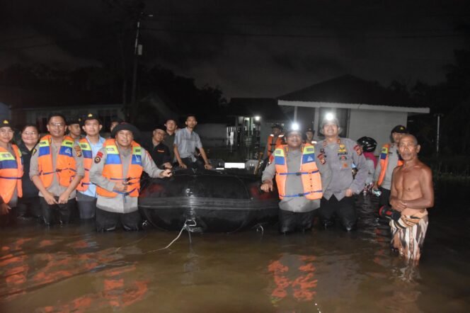 
					Wakapolda Riau Tinjau Lokasi Banjir di Pekanbaru, Salurkan Bantuan untuk Warga Terdampak.