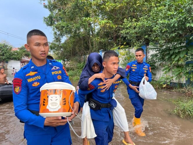 
					Tim SAR Ditpolair Polda Riau Evakuasi Warga terdampak Banjir