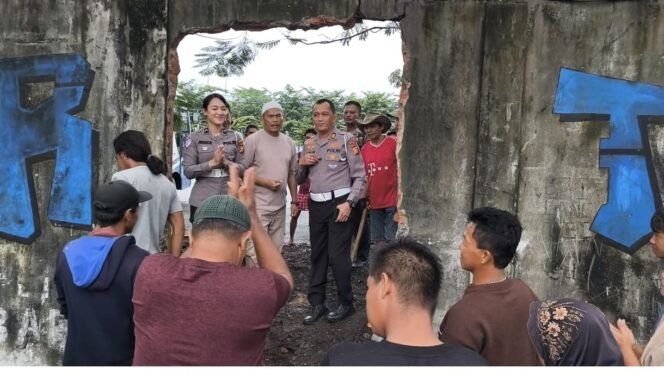 
					Atas permintaan Warga Lingkungan RSDC yang Terdampak Banjir, Ditlantas Polda Riau Jebol Tembok Pembatas.