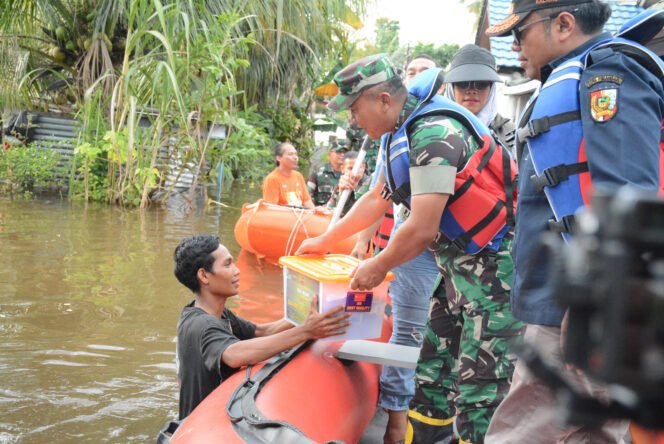 
					Menjaga Asa di Tengah Banjir, Danrem 031/Wirabima Salurkan Bantuan dan Harapan untuk Warga Rumbai.