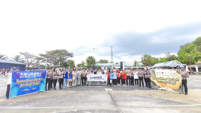 
					Peduli Korban Banjir, Ditlantas Polda Riau dan Tim Kolaborasi Bagikan Takjil di Lokasi Pengungsian.