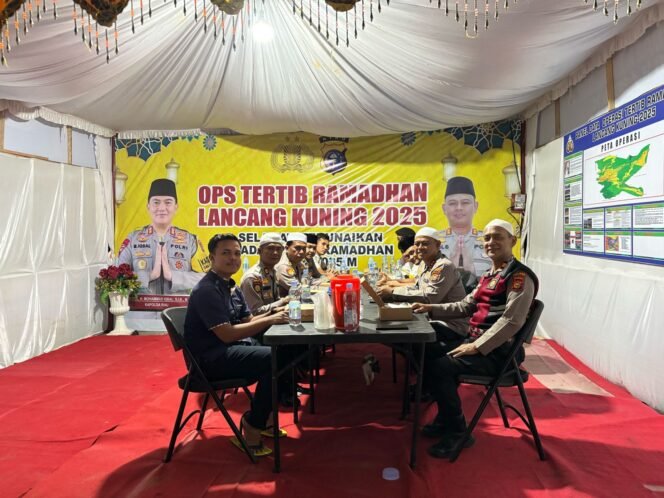 
					Kapolres Rokan Hulu Giat Sahur On The Road Bersama Masyarakat di Hari Kedelapan Puasa