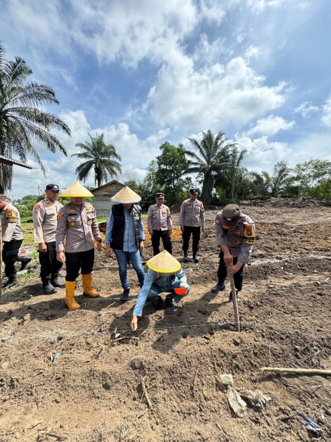 
					Menanam Harapan, Menuai Ketahanan: Polsek Bukit Kapur Tabur Benih untuk Masa Depan Pangan