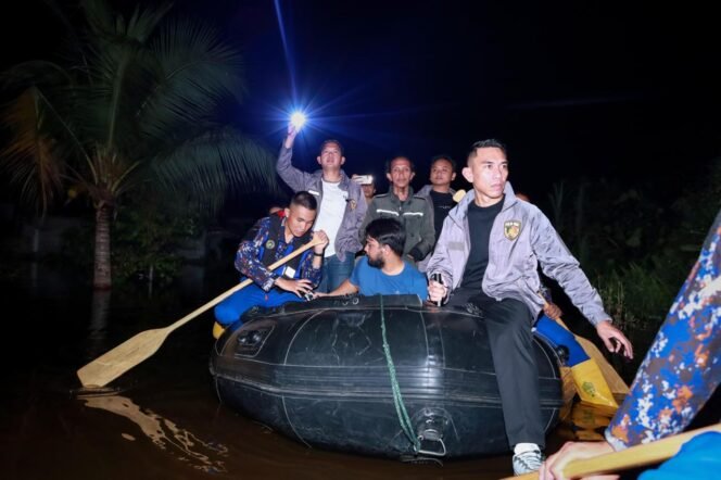 
					Cegah Tindak Kriminalitas, KombesPol Asep Darmawan Pimpin Langsung Patroli penjagaan Ke Wilayah Banjir Hingga Dini Hari.