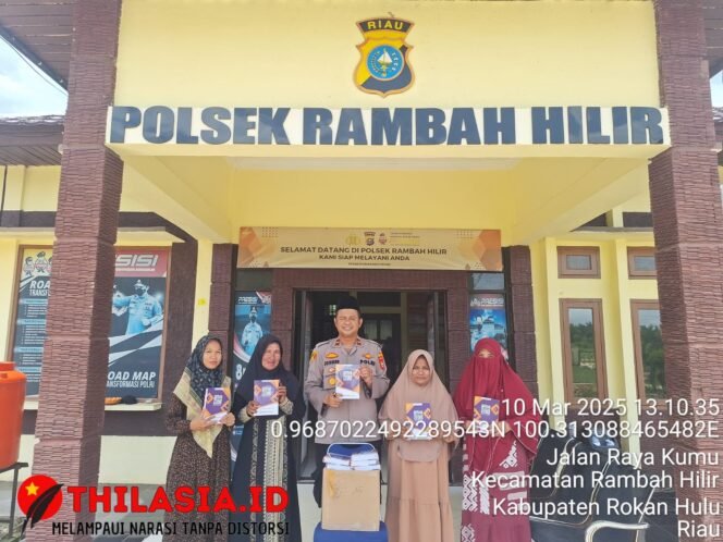 
					Pererat Silaturahmi, Polsek Rambah Hilir Serahkan Al-Quran kepada Ibu-Ibu Perwiritan.