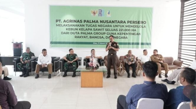 
					Kajati Riau Kawal Penyerahan Aset Korupsi PT. Duta Palma, Pastikan Pengelolaan untuk Kepentingan Negara.