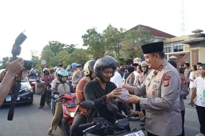 
					Momen Perpisahan: Kapolda Riau Berbagi Takjil dan Buka Puasa Bersama Insan Pers