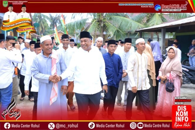 
					Warga Desa RTB Berbondong-bondong Sambut bupati dan Wakil Bupati Rohul dalam Safari Ramadhan