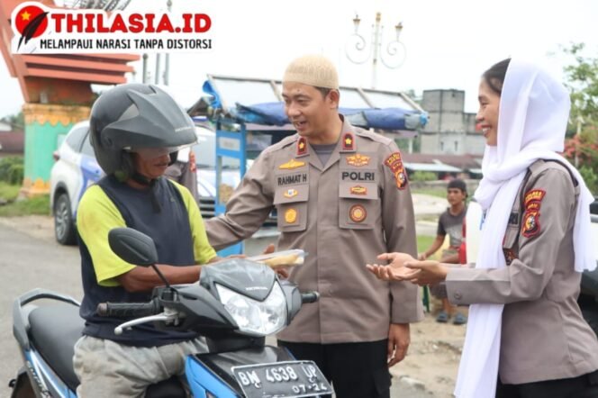 
					Polres Rokan Hulu Tebar Takjil, Warga Sambut Hangat Aksi Kepedulian di Bulan Ramadhan.
