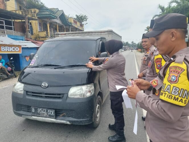 
					Sosialisasi Keselamatan Mudik, Polsek Singingi Pasang Stiker Imbauan Layanan 110.