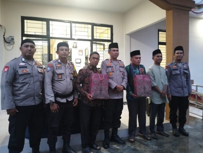 
					Polsek Kuantan Tengah Gelar Safari Ramadhan di Desa Titian Modang, Pererat Kebersamaan dan Jaga Kamtibmas.