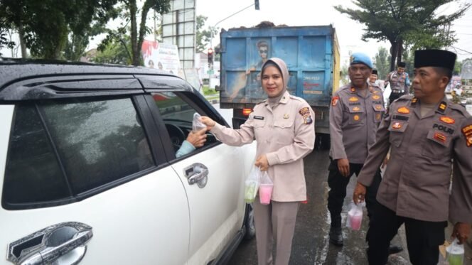 
					Polres Kuansing Tebar Berkah Ramadhan dengan Pembagian Takjil untuk Masyarakat.