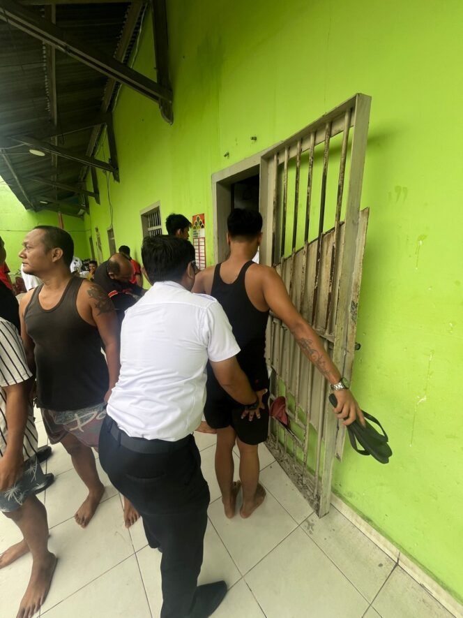 
					Lapas Pekanbaru Sapu Bersih Halinar, Razia Kamar Warga Binaan Diperketat.