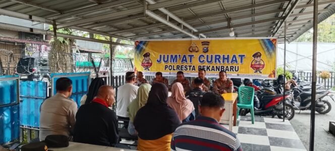 
					Polresta Pekanbaru dan Polsek Sukajadi Gelar “Jumat Curhat”, Warga Keluhkan Keamanan Lingkungan.