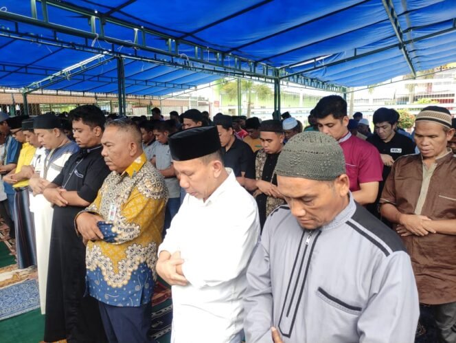 
					Warga Binaan Lapas Pekanbaru Khusyuk Jalani Sholat Jumat, Perkuat Iman di Bulan Ramadhan.