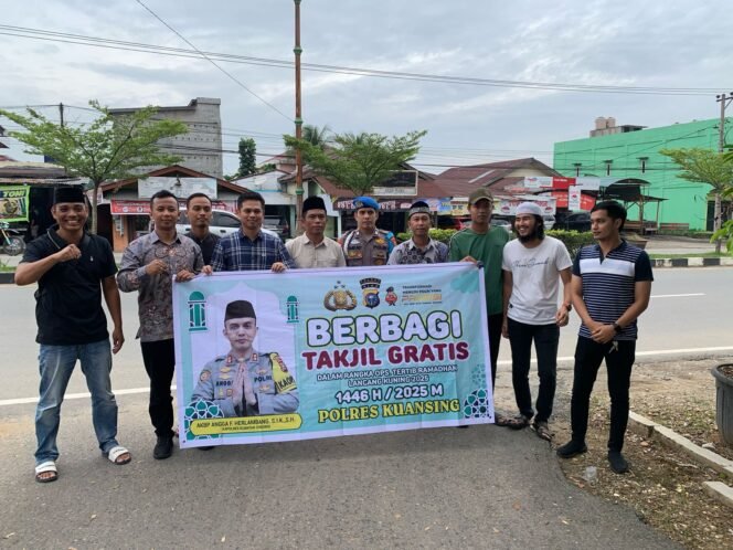 
					Indahnya Berbagi: Polres Kuansing Tebar Berkah Takjil bagi Pengguna Jalan