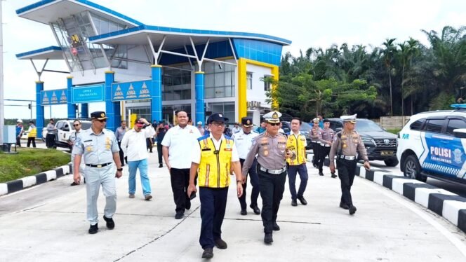 
					Dirlantas Polda Riau Awasi Ketat Pembatasan Kendaraan Berat di UPPKB Tenayan Raya Jelang Mudik