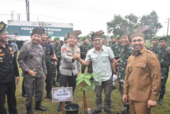 
					Danrem 031/WB, Kapolda Riau, dan Gubernur Tanam Pohon untuk Rehabilitasi Lahan Kritis di Dumai.