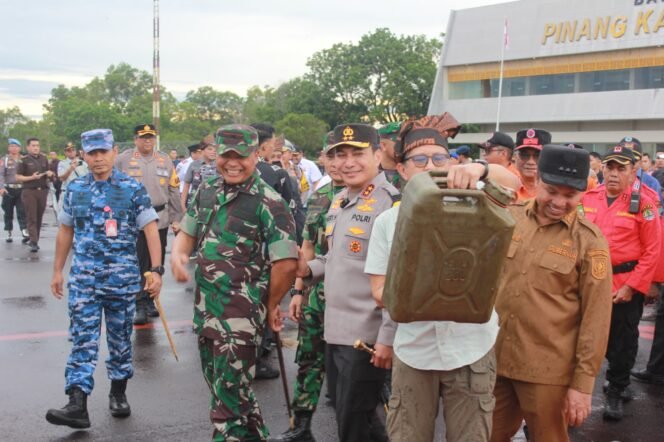 
					Sinergitas Danrem dan Kapolda Riau Bersama Gubernur Riau Laksanakan Apel Kesiapsiagaan Penanganan Karhutla di Riau