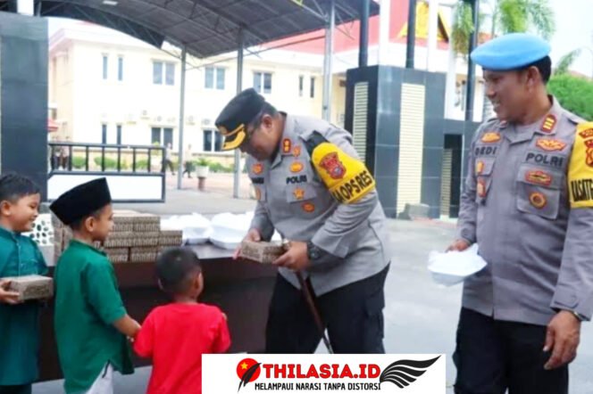 
					Polres Dumai Tebar Kepedulian, Bagikan Takjil Gratis di Bulan Ramadan.