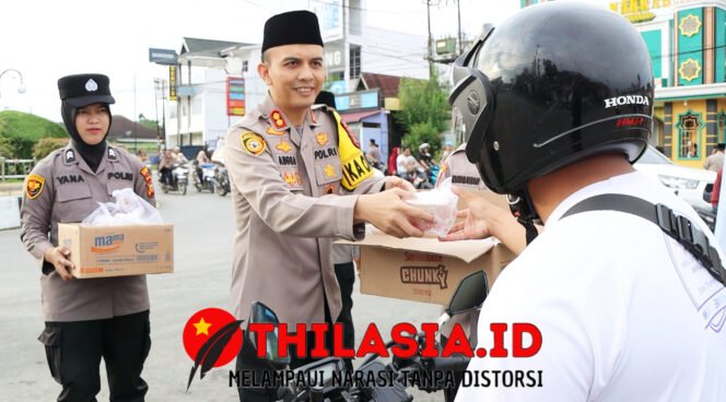 
					Indahnya Berbagi di Ramadhan, Polres Kuansing Santuni Pengguna Jalan dengan Takjil.