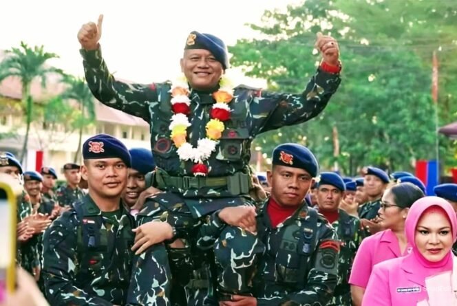
					Tradisi Pedang Pora Iringi Pisah Sambut Komandan Satuan Brimob Polda Riau: Kombes Pol I Ketut Gede Adi Wibawa Gantikan Kombes Pol Dwi Yanto Nugroho