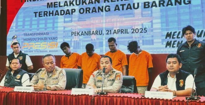 
					Aksi Brutal di Mapolsek Bukit Raya: Empat Debt Collector ‘Fighter’ Ditangkap, Tujuh Buron Dikejar Polda Riau.