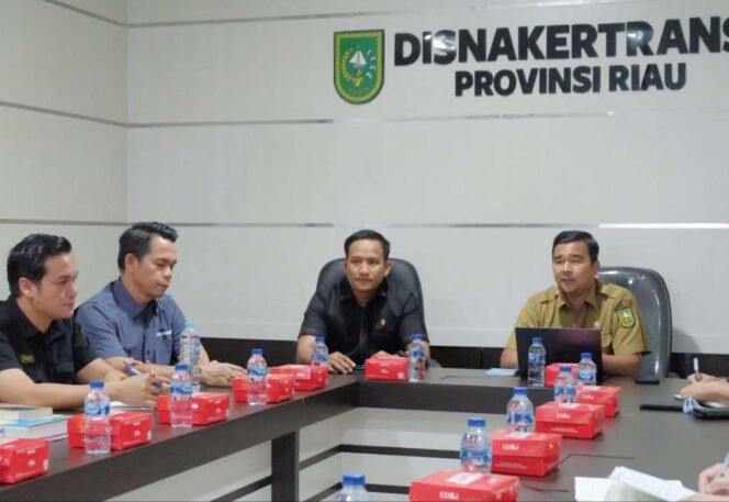 
					Polda Riau Bersama Disnakertrans Usut Tuntas Penahanan Ijazah oleh Perusahaan: 43 Laporan Masuk
