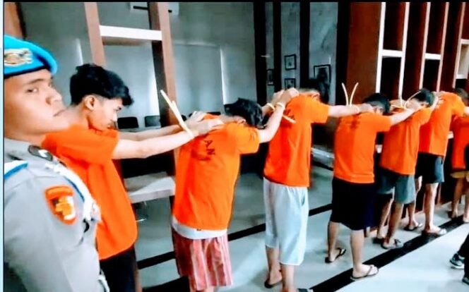 
					Polda Riau Tangkap 10 Debt Collector Brutal, Rusak Mobil dan Aniaya Sopir di Kantor Polisi.