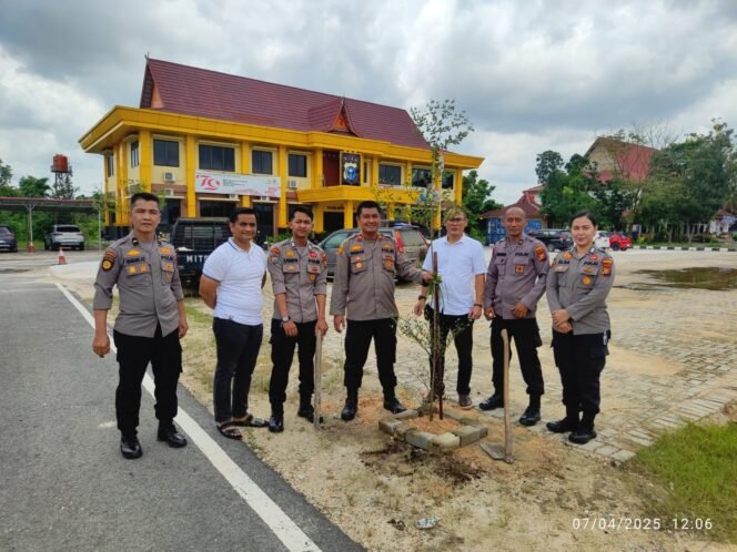 
					Polsek Payung Sekaki Tanam Bibit Ketapang Kencana, Dukung Langkah Hijau Kapolda Riau.